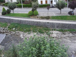 المنطقة المحيطة بالمنشأة