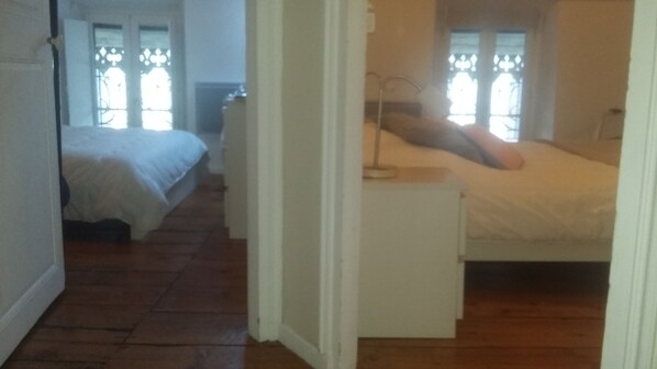 2 habitaciones, tabla de planchar con plancha y cuna de viaje 