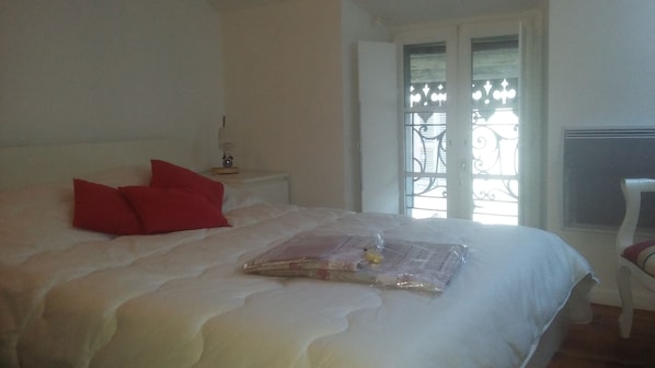 2 bedrooms, iron/ironing board, travel crib, free WiFi