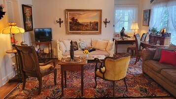 TV connectée, cheminée, livres