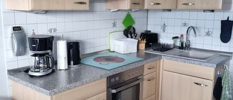 Fridge, oven, stovetop, coffee/tea maker
