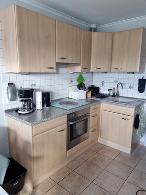 Kühlschrank, Ofen, Herdplatte, Wasserkocher mit Kaffee-/Teezubehör