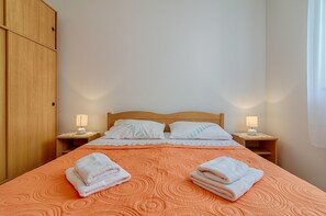 2 bedrooms, iron/ironing board, WiFi, bed sheets