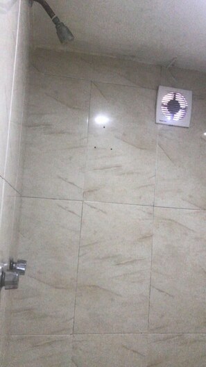 Ducha, secador de pelo, toallas, jabón