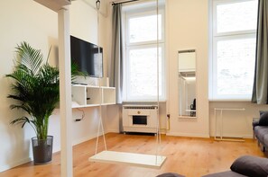 Apartamento, 2 habitaciones | Zona de estar | Una televisión de pantalla plana