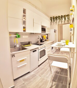 Apartment, 2 Bedrooms | Private kitchen