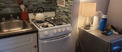 Frigorífico, microondas, horno y placa de cocina