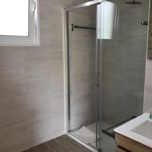 Quarto casal com casa banho privativa | Bathroom - Monte do Mosteiro CountryHouse (Batalha)