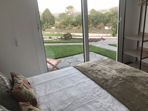 Suite 2 quartos com casa banho privativa | 2 bedrooms, soundproofing, free cribs/infant beds, rollaway beds