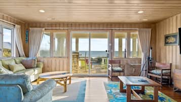 House, 5 Bedrooms | Living room