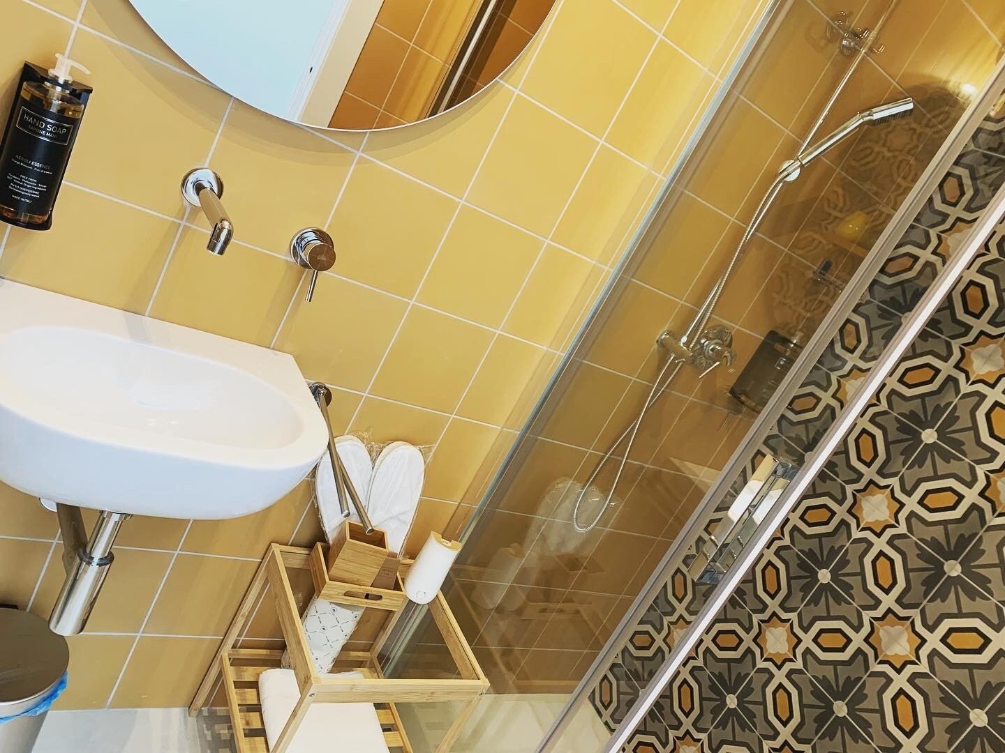 Standard Double Room (Grecale) | Bathroom | Shower, free toiletries, hair dryer, towels