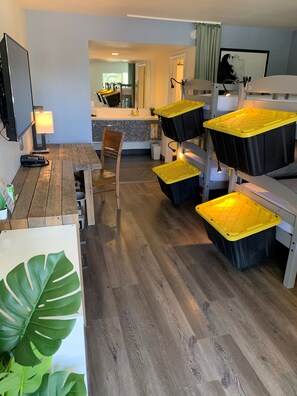 低刺激性寝具、羽毛の掛け布団、セーフティボックス (室内)、デスク