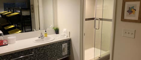 Ensemble baignoire-douche, articles de toilette (gratuits)
