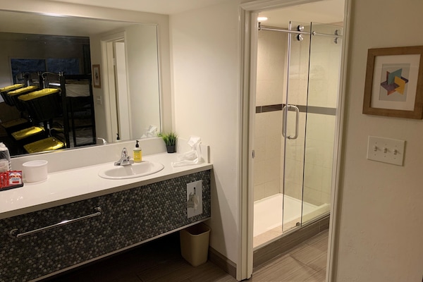 Combined shower/tub, free toiletries, hair dryer, towels