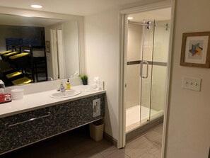 Combined shower/bathtub, free toiletries, hair dryer, towels - Bposhtels Las Vegas (Las Vegas)