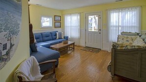 Living area - Mr. Bennie's Cafe (Harkers Island)