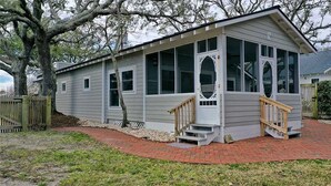 Exterior - Mr. Bennie's Cafe (Harkers Island)