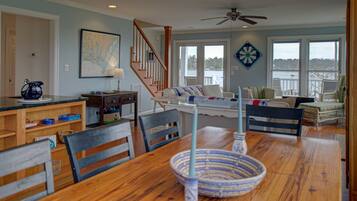 House, 4 Bedrooms | Living room | 36-inch TV with cable channels