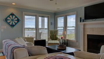 House, 4 Bedrooms | Living room | 36-inch TV with cable channels