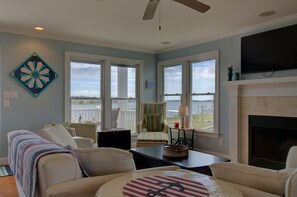 Huis, 4 slaapkamers | Woonkamer | Een 36-inch televisie met kabelzenders