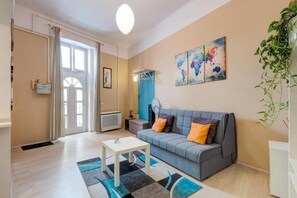 Apartment | Wohnbereich | Flachbildfernseher