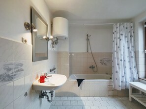 Sèche-cheveux, serviettes fournies, savon, papier toilette