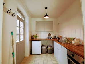 Fridge, oven, stovetop, coffee/tea maker