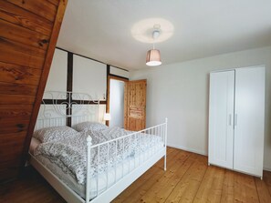 2 bedrooms, WiFi, bed sheets