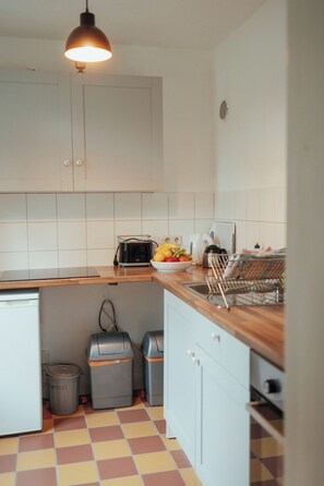 ثلاجة، فرن، موقد طهي مسطح، ماكينة لصنع القهوة/الشاي