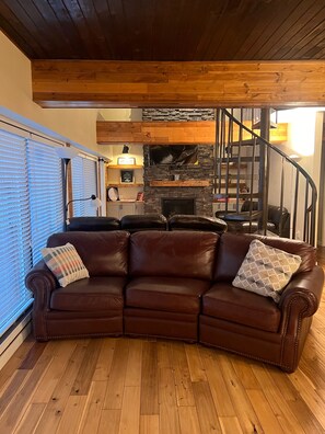 Télévision, lecteur de DVD, livres, vidéothèque