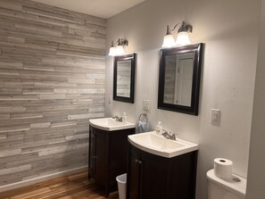 Combined shower/bathtub, hair dryer, towels, soap