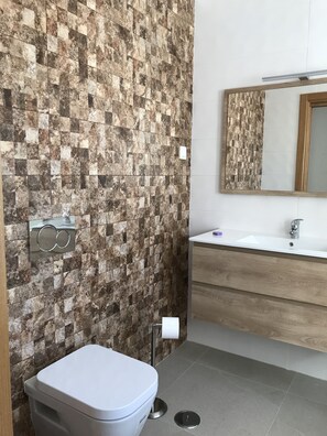 Ensemble douche/baignoire, sèche-cheveux, serviettes fournies