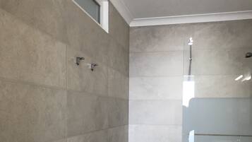 Suihkun ja ammeen yhdistelmÀ, hiustenkuivaaja, pyyhkeet, vessapaperi