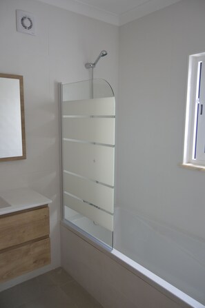 Duschwanne, Haartrockner, Handtücher, Toilettenpapier