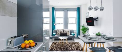 Luxury Apartment, Hot Tub (F2) | Shared kitchen