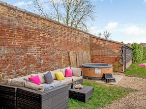 Terrace/patio - 3 bedroom accommodation in Tacolneston, near Wymondham (Tacolneston, near Wymondham)