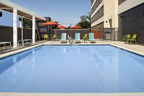 Outdoor pool, open 9:00 AM to 10:00 PM, pool umbrellas, pool loungers - Home2 Suites by Hilton Clovis Fresno Airport (Clovis)