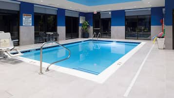 Piscina interna, espreguiçadeiras