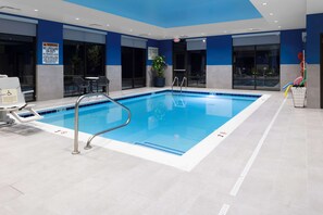 Indoor pool, sun loungers - Hampton Inn & Suites Avon Indianapolis (Avon)