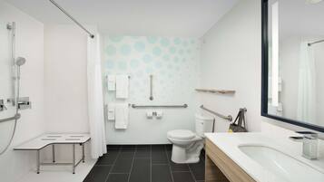 Une salle de bain moderne équipée d’une douche, de toilettes et d’un lavabo.