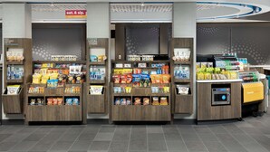 Una rivendita con diversi snack confezionati e una macchina per bevande.