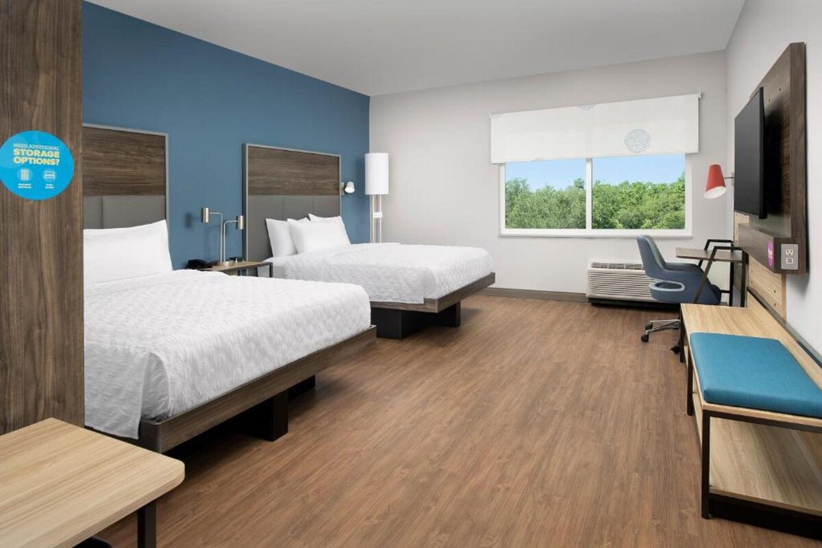 DOUBLE TWO QUEEN BEDS