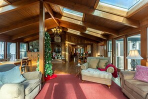 Téléviseur, foyer, table de baby-foot, table de ping-pong