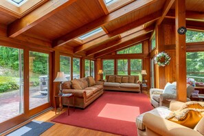 Télévision, cheminée, baby-foot, table de tennis de table