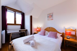 3 bedrooms, iron/ironing board, WiFi, bed sheets