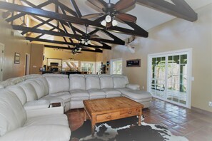 Een smart-tv en een open haard