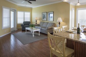 Interior - Two Bedroom Luxury Condo, Branson, Missouri (1907176) (Branson)