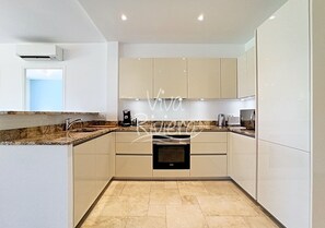 Réfrigérateur, micro-ondes, four, lave-vaisselle