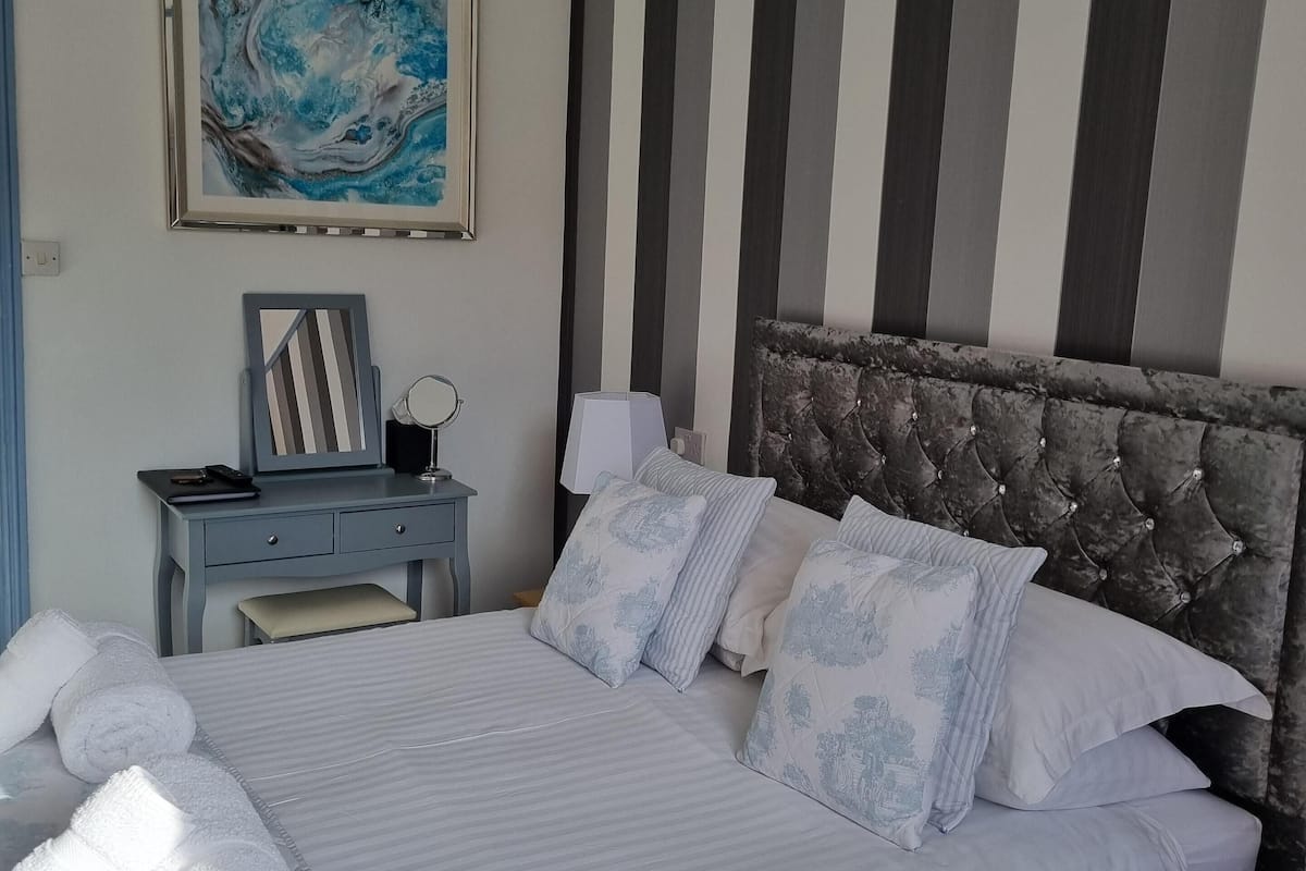 Comfort Double Room, Ensuite, Garden View (Sunflower Room)