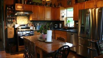 Fridge, oven, coffee/tea maker, blender